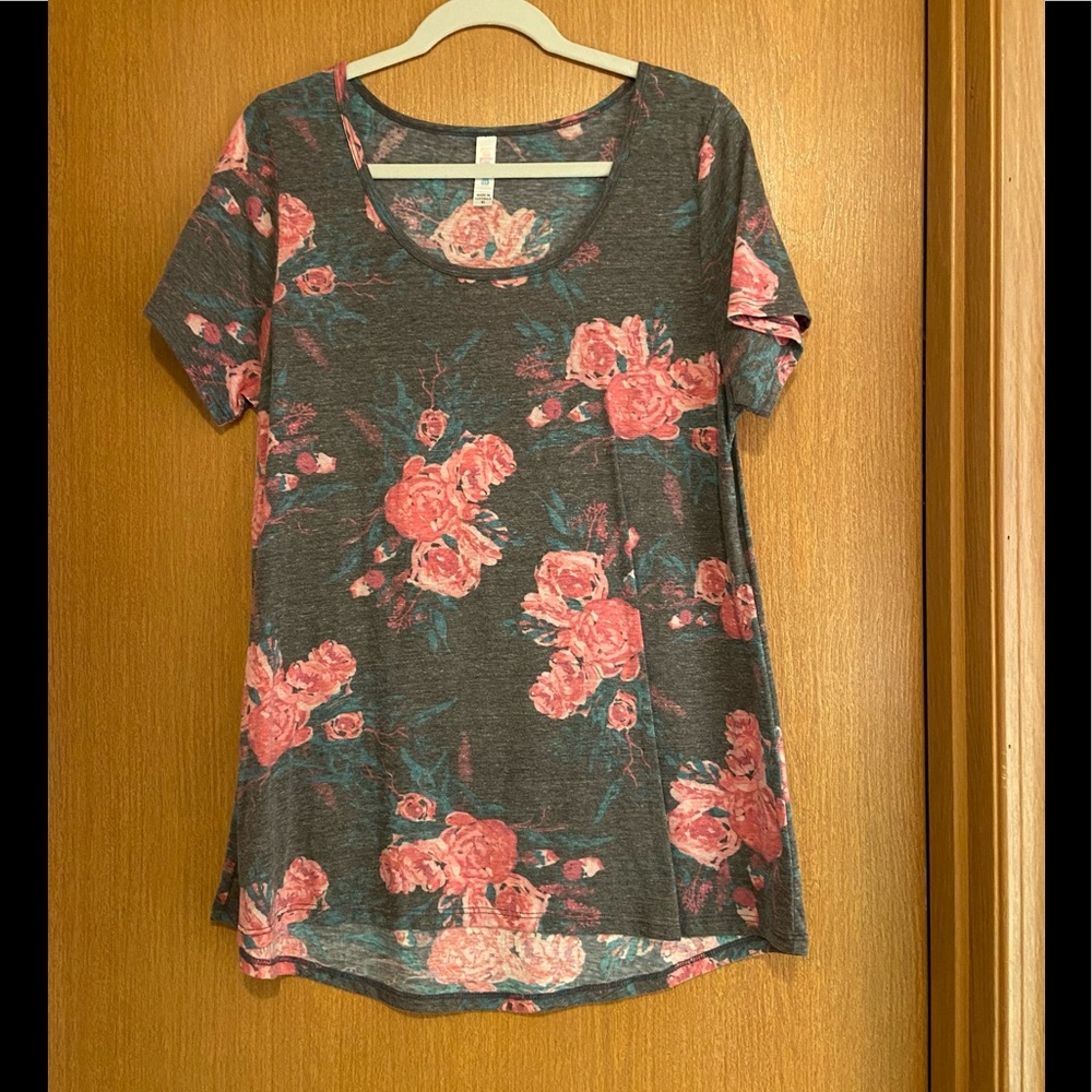 NWOT Lularoe Classic Tee